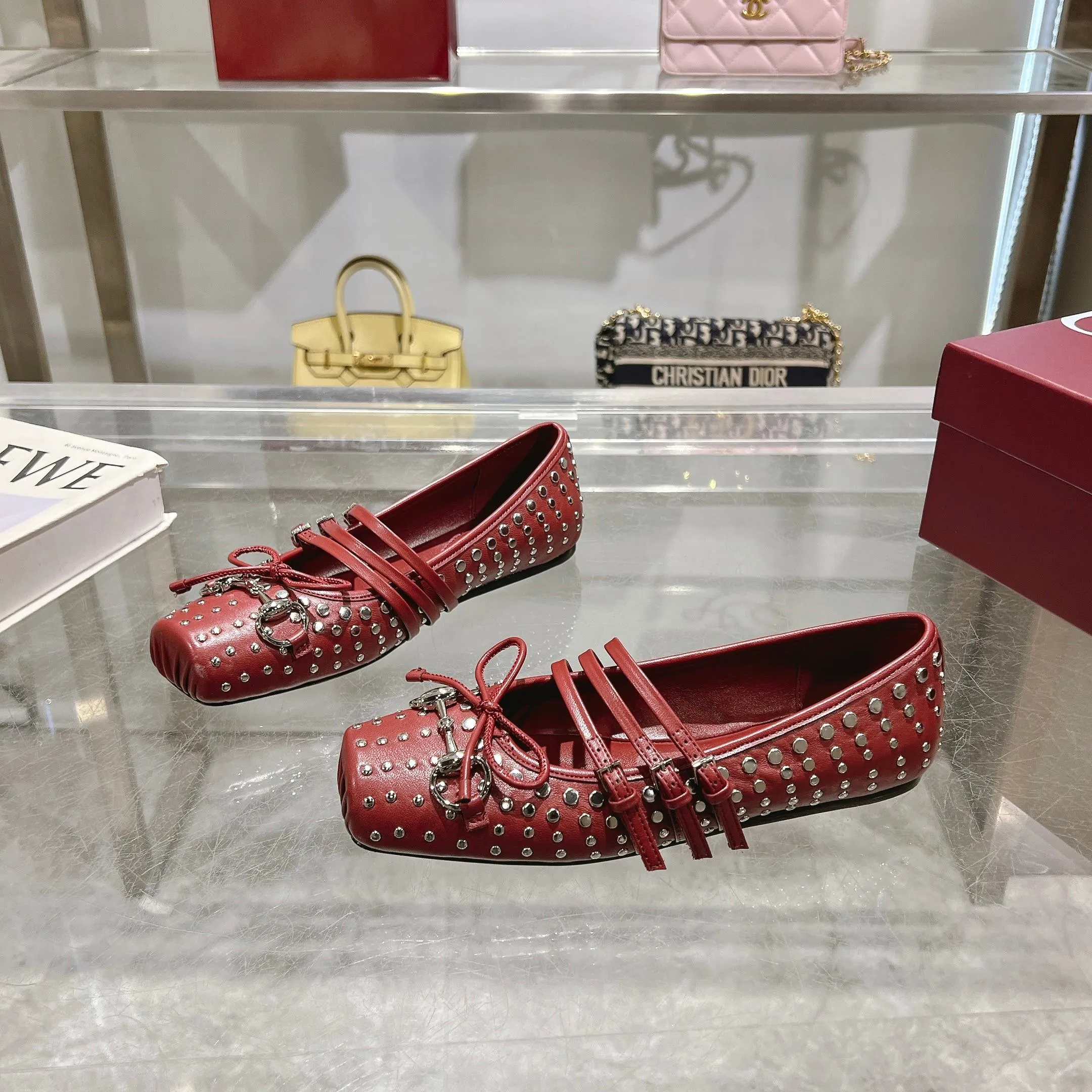 👟👟Ex-factory price 620👟👟 Gucci Horsebit series women's ballet flats. This iconic horsebit ballet flats features a square toe design and elegant bow details, paying tribute to the traditional ballet shoe style. This piece is crafted from Gucci ankh leather and embellished with a light gold-tone horsebit buckle. A 'sacchetto' construction with a soft, padded insole provides a great fit. ✅Size: 35-42 (customized for 40-42) ✅Sole material: Imported Italian genuine leather sole ✅Packaging: Brand new red box packaging